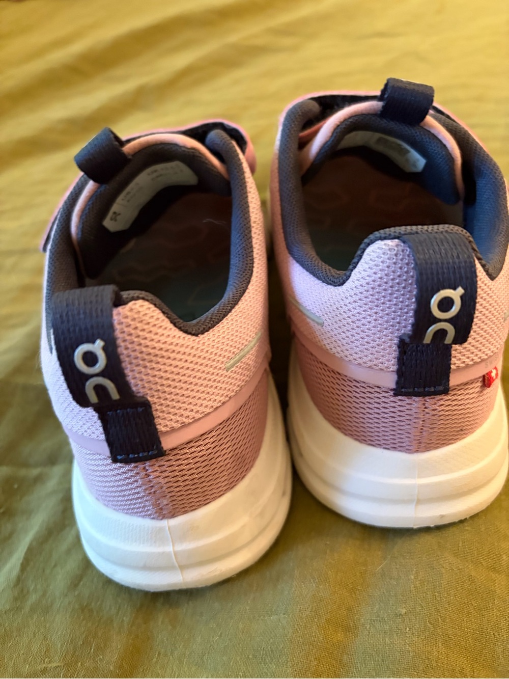 On Kids Running Velcro Sneaker Pink Mauve New Size 3 - Picture 2 of 6